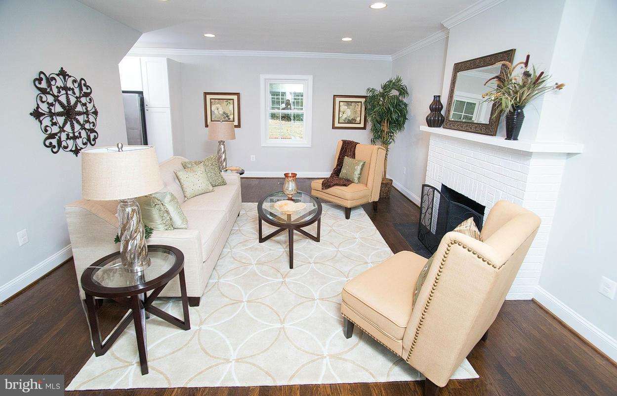 6014 Fort Hunt Road Alexandria, VA 22307 - Photo 9 of 30 Living Room