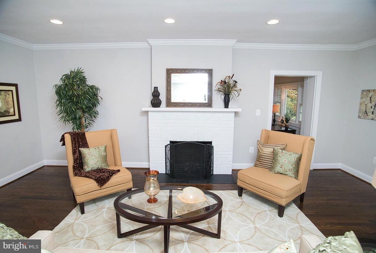 6014 Fort Hunt Road Alexandria, VA 22307 - Photo 10 of 30 Living Room