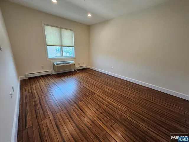 $3,200 | 125 West Central Boulevard, Unit 306, Palisades Park, NJ 07650