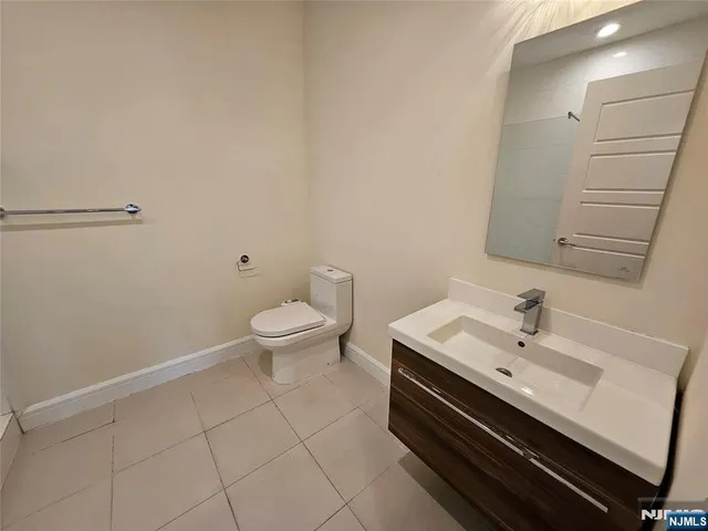 $3,200 | 125 West Central Boulevard, Unit 306, Palisades Park, NJ 07650