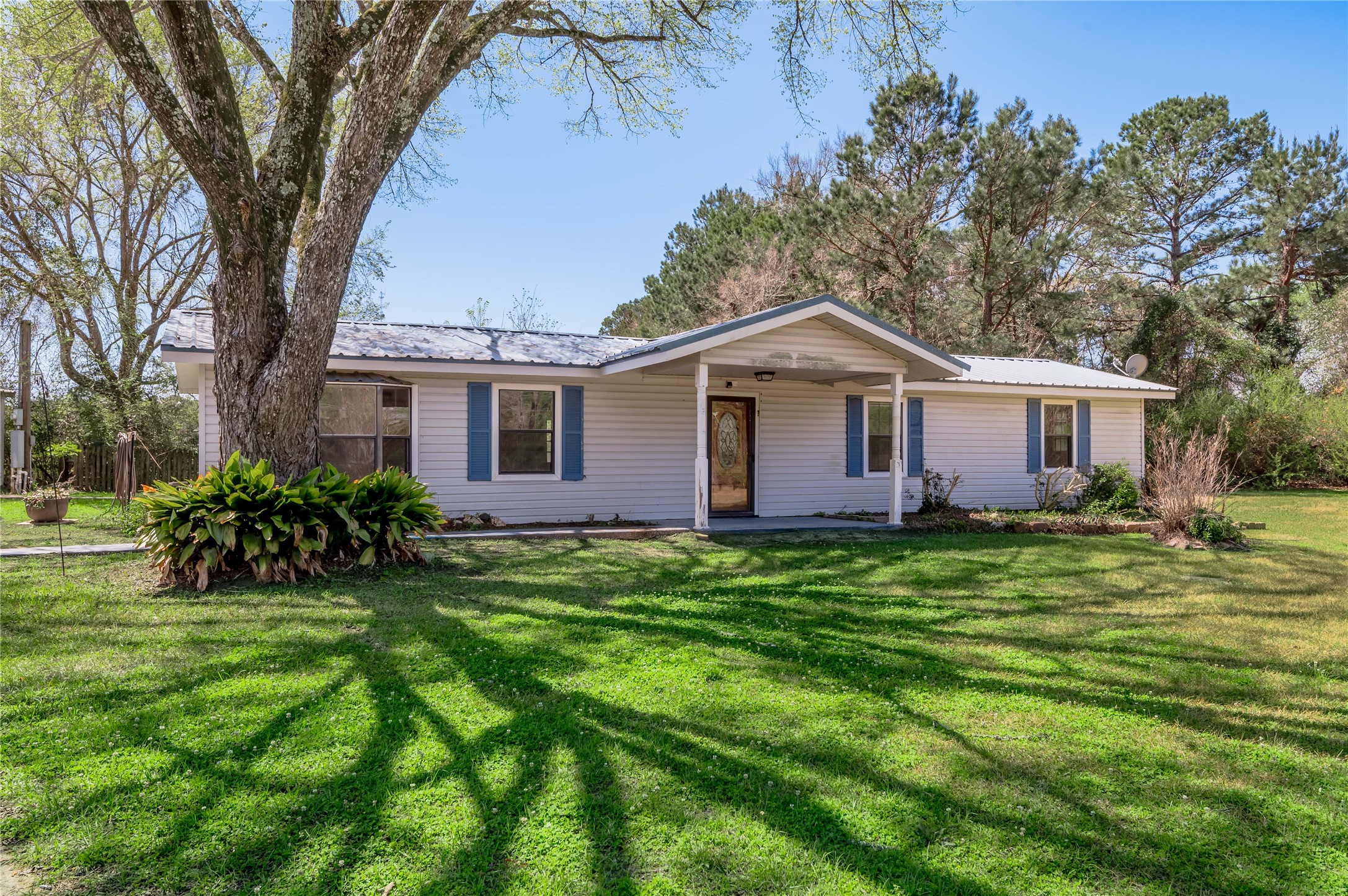 2792 Highway 287 Groveton, TX 75845 - Photo 1 of 25 a front view of a house with a garden