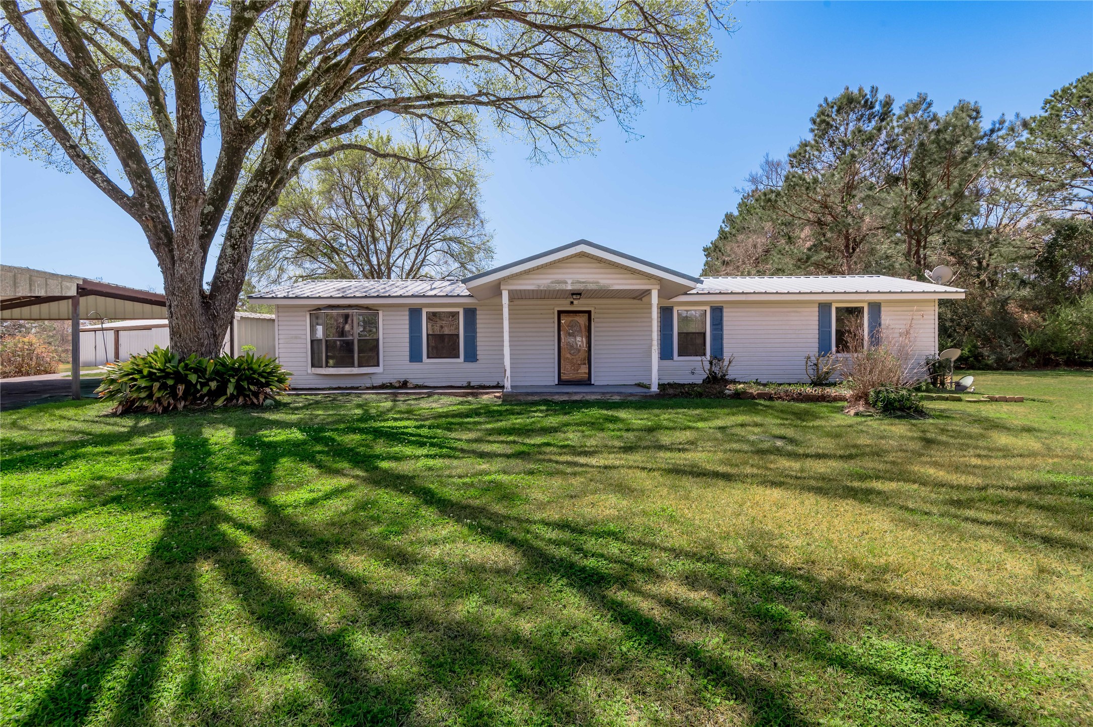 2792 Highway 287 Groveton, TX 75845 - Photo 13 of 25 a front view of a house with a garden and trees