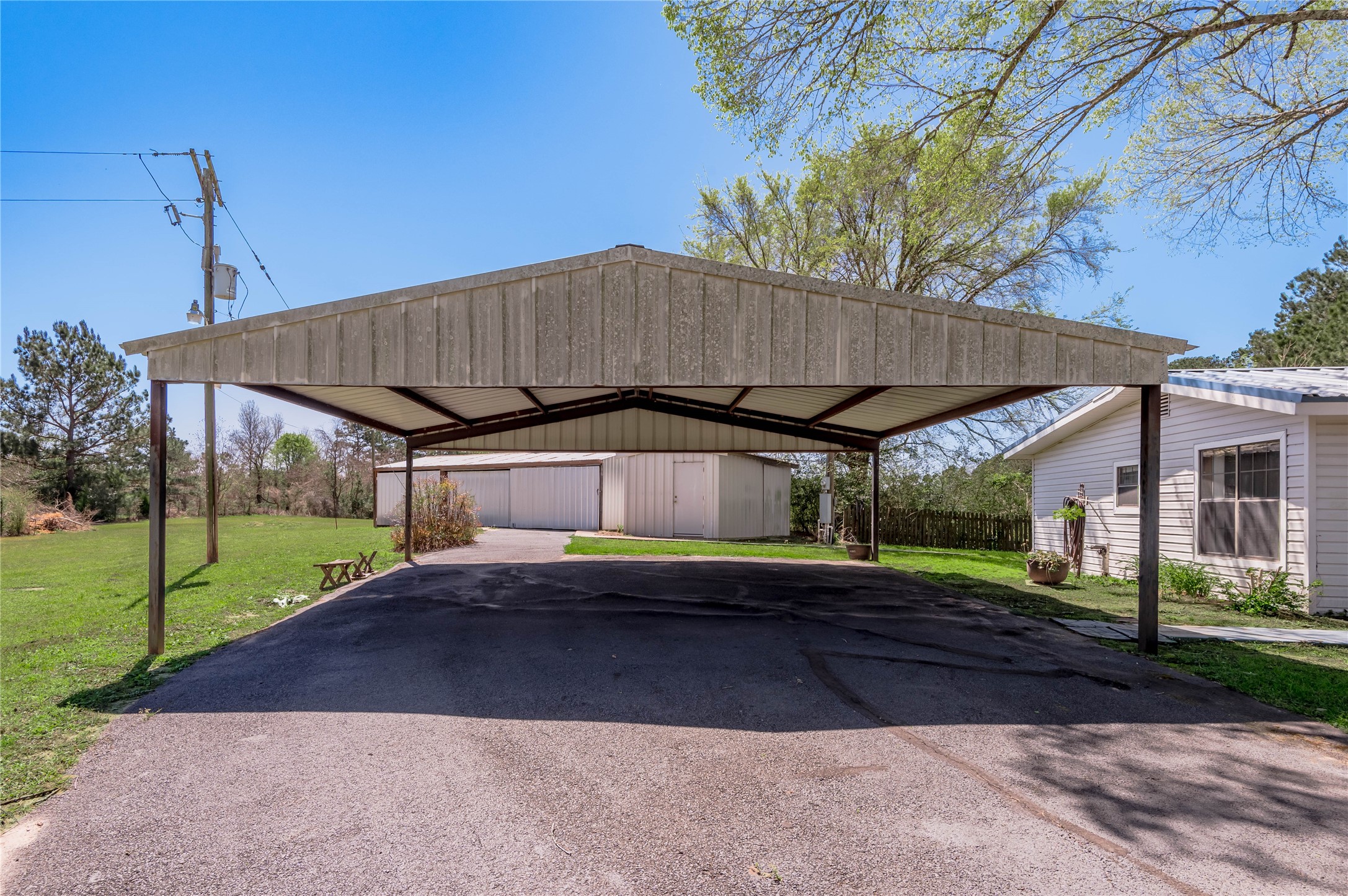 2792 Highway 287 Groveton, TX 75845 - Photo 14 of 25 a view of a house with backyard and a area