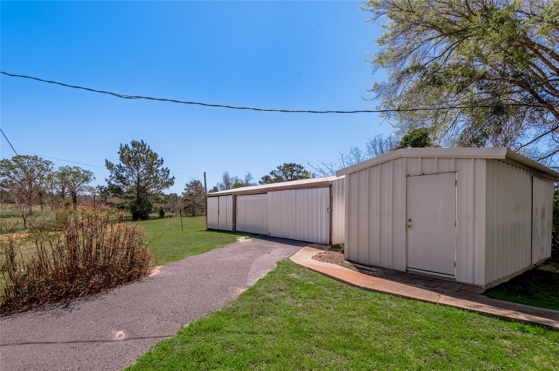2792 Highway 287 Groveton, TX 75845 - Photo 15 of 25 a view of a backyard