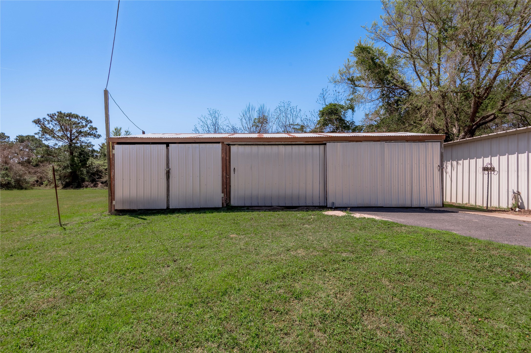 2792 Highway 287 Groveton, TX 75845 - Photo 16 of 25 a backyard of a house with lots of green space