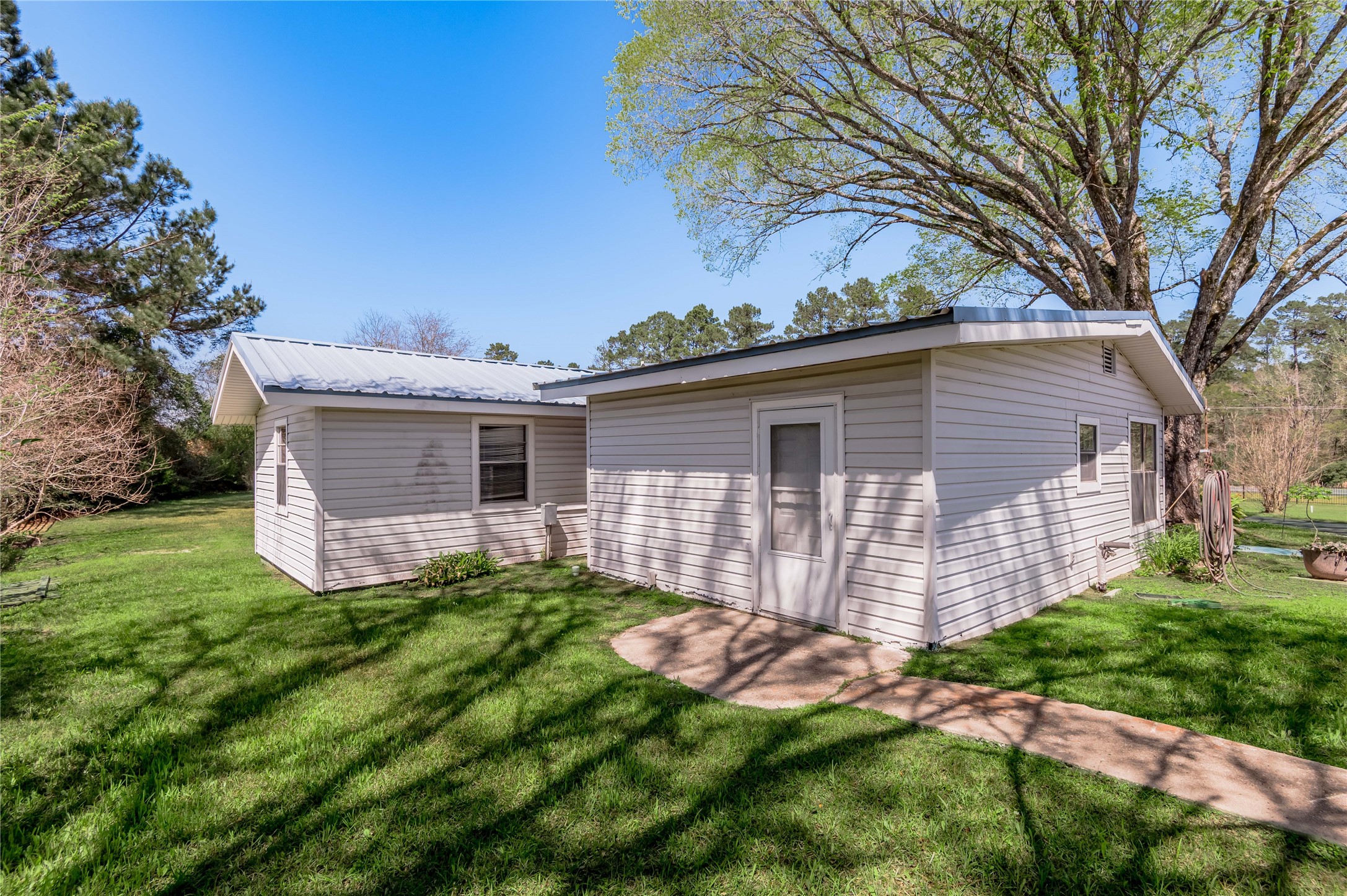 2792 Highway 287 Groveton, TX 75845 - Photo 17 of 25 a front view of a house with a garden and yard
