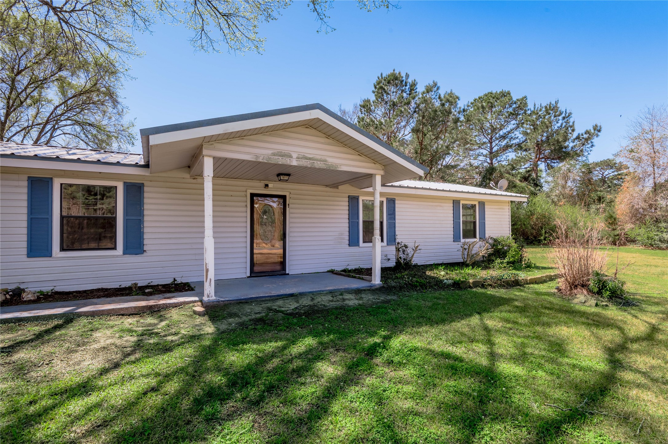 2792 Highway 287 Groveton, TX 75845 - Photo 2 of 25 a view of a house with a backyard