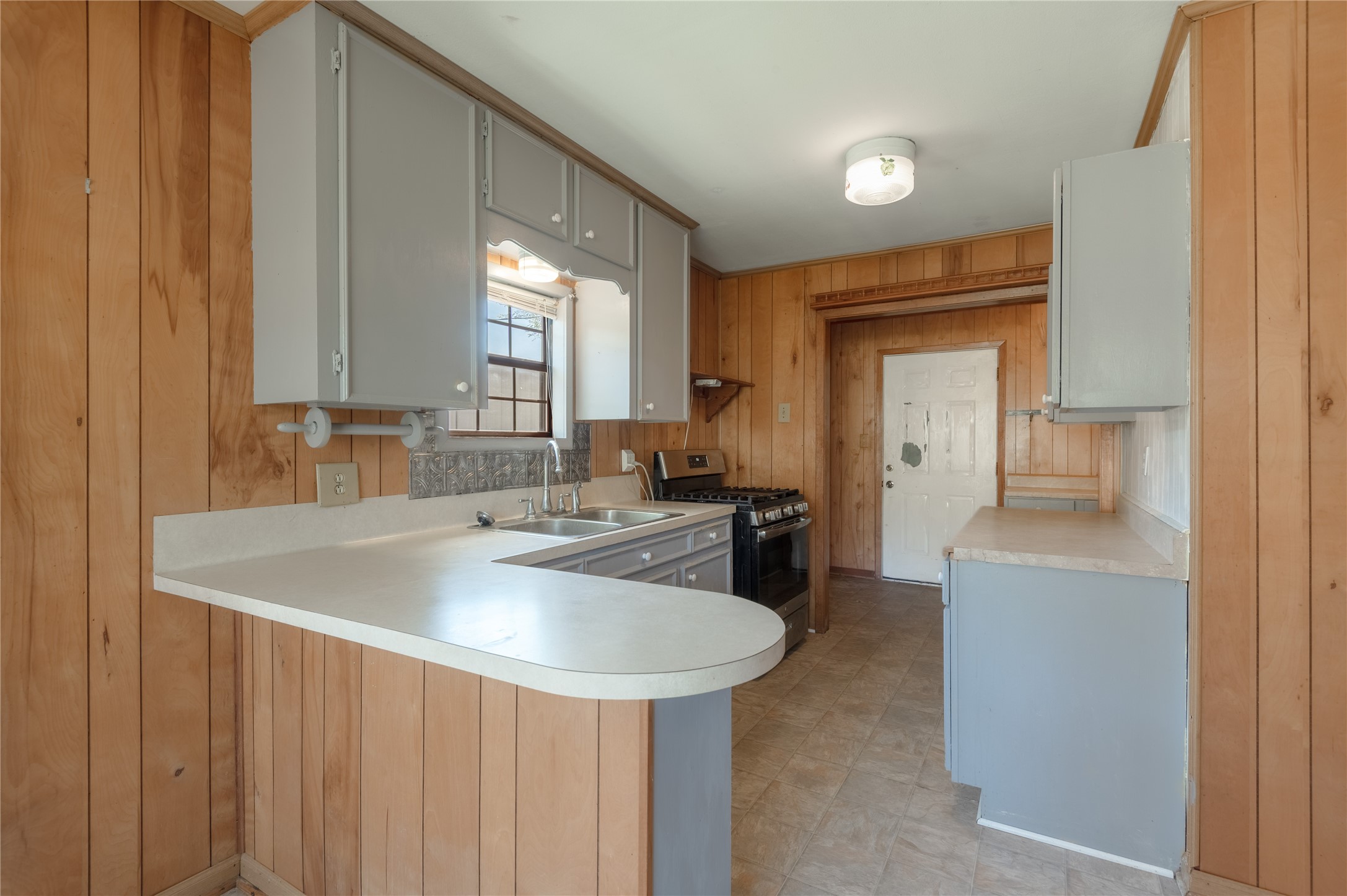 2792 Highway 287 Groveton, TX 75845 - Photo 6 of 25 a kitchen with a sink a stove and chairs