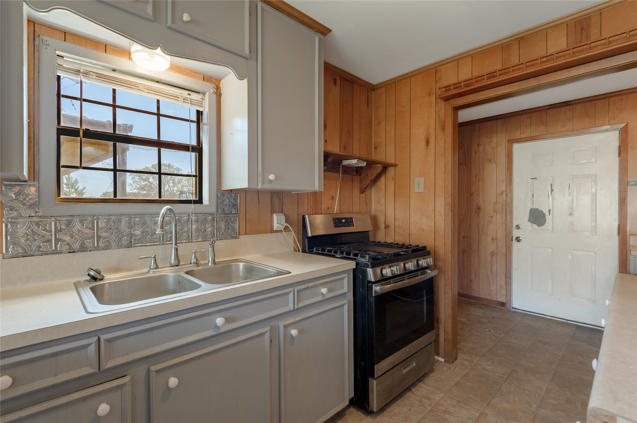 2792 Highway 287 Groveton, TX 75845 - Photo 7 of 25 a kitchen that has a sink and a stove