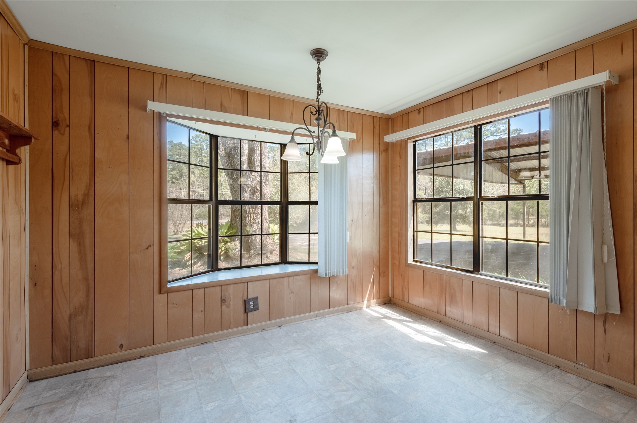 2792 Highway 287 Groveton, TX 75845 - Photo 9 of 25 a view of an empty room with a window