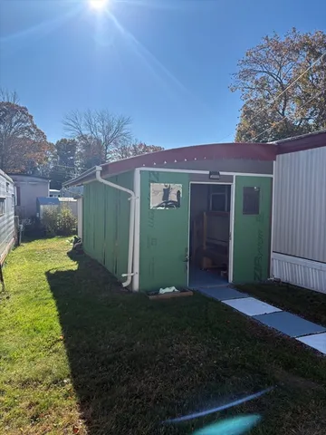 a view of a house with backyard