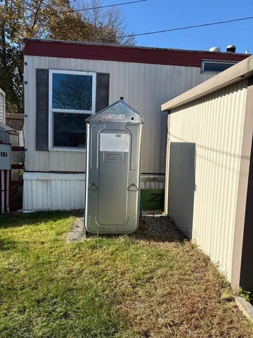 a view of a house with backyard
