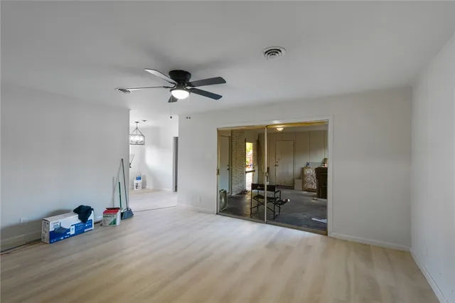 a view of a livingroom with furniture and a ceiling fan