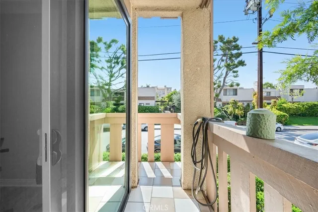 $695,000 | 5216 Yarmouth Avenue, Unit 106, Encino, CA 91316