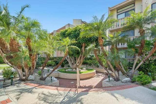 $695,000 | 5216 Yarmouth Avenue, Unit 106, Encino, CA 91316