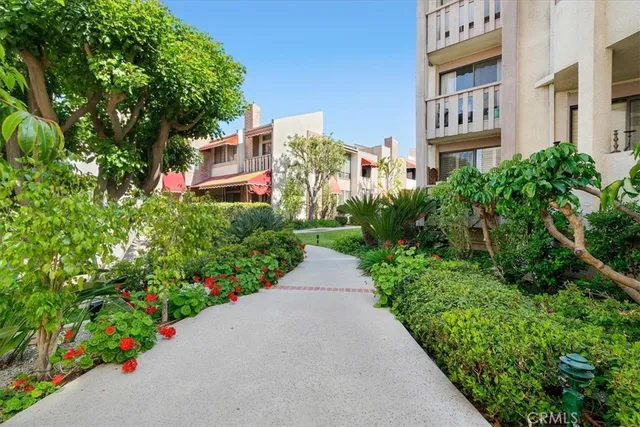 $695,000 | 5216 Yarmouth Avenue, Unit 106, Encino, CA 91316