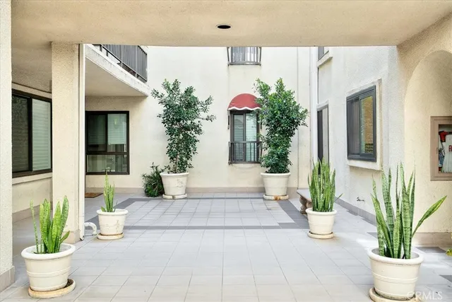 $695,000 | 5216 Yarmouth Avenue, Unit 106, Encino, CA 91316