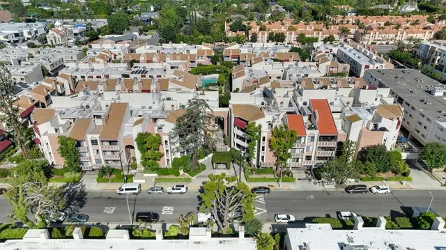 $695,000 | 5216 Yarmouth Avenue, Unit 106, Encino, CA 91316