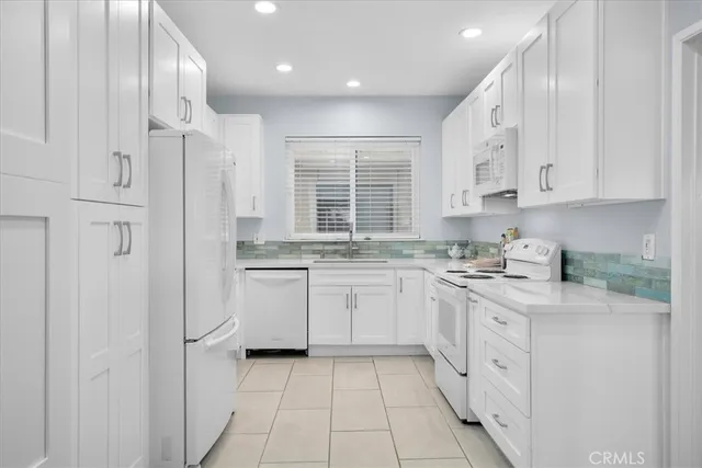 $695,000 | 5216 Yarmouth Avenue, Unit 106, Encino, CA 91316