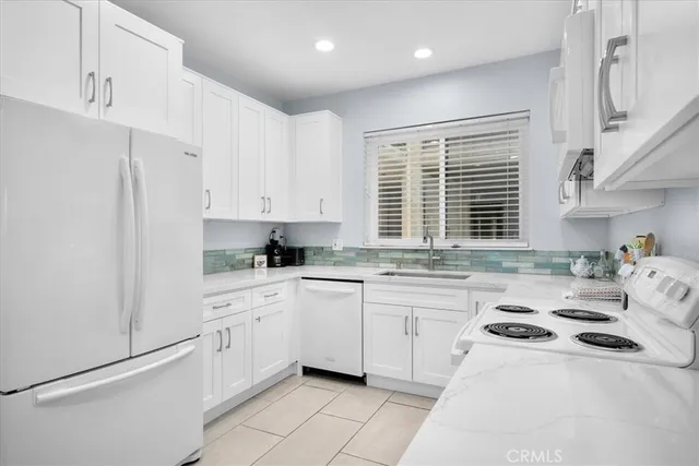 $695,000 | 5216 Yarmouth Avenue, Unit 106, Encino, CA 91316