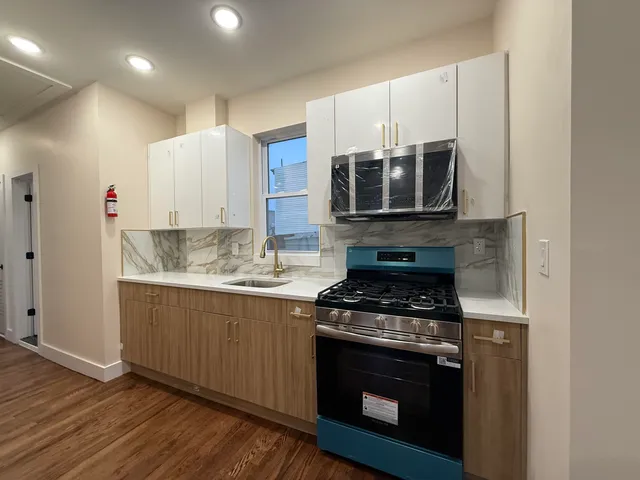 $3,200 | 165 Danforth Avenue, Unit 3, Jersey City, NJ 07305