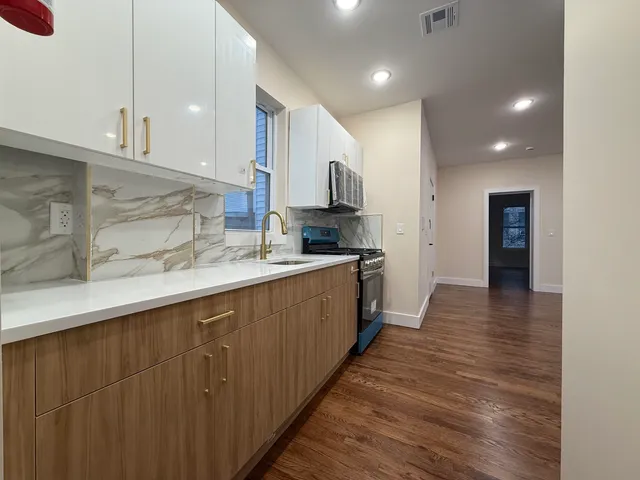 $3,200 | 165 Danforth Avenue, Unit 3, Jersey City, NJ 07305