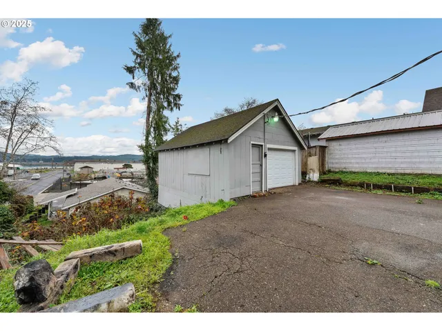 $335,000 | 1392 North 8th Street, Coos Bay, OR 97420