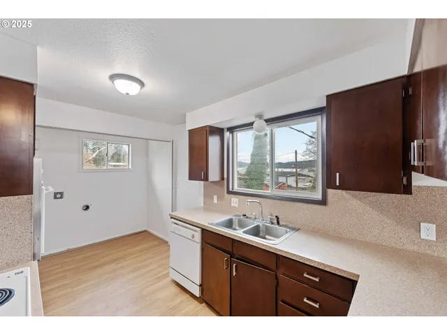 $335,000 | 1392 North 8th Street, Coos Bay, OR 97420