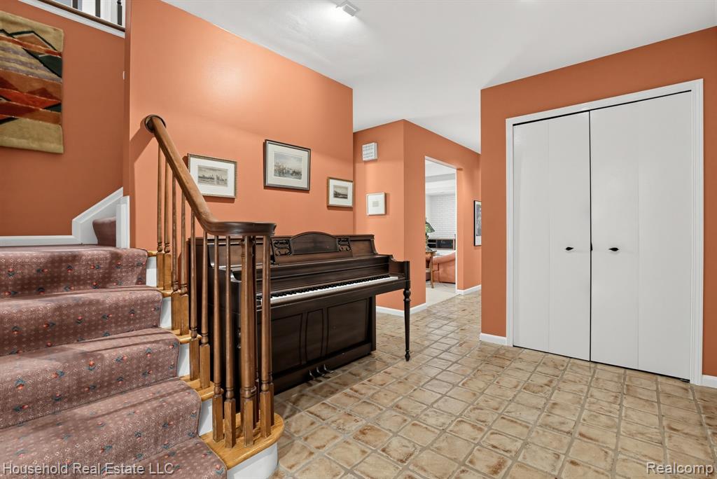 25711 Branchaster Road Farmington Hills, MI 48336 - Photo 6 of 32 Gallery Image 6