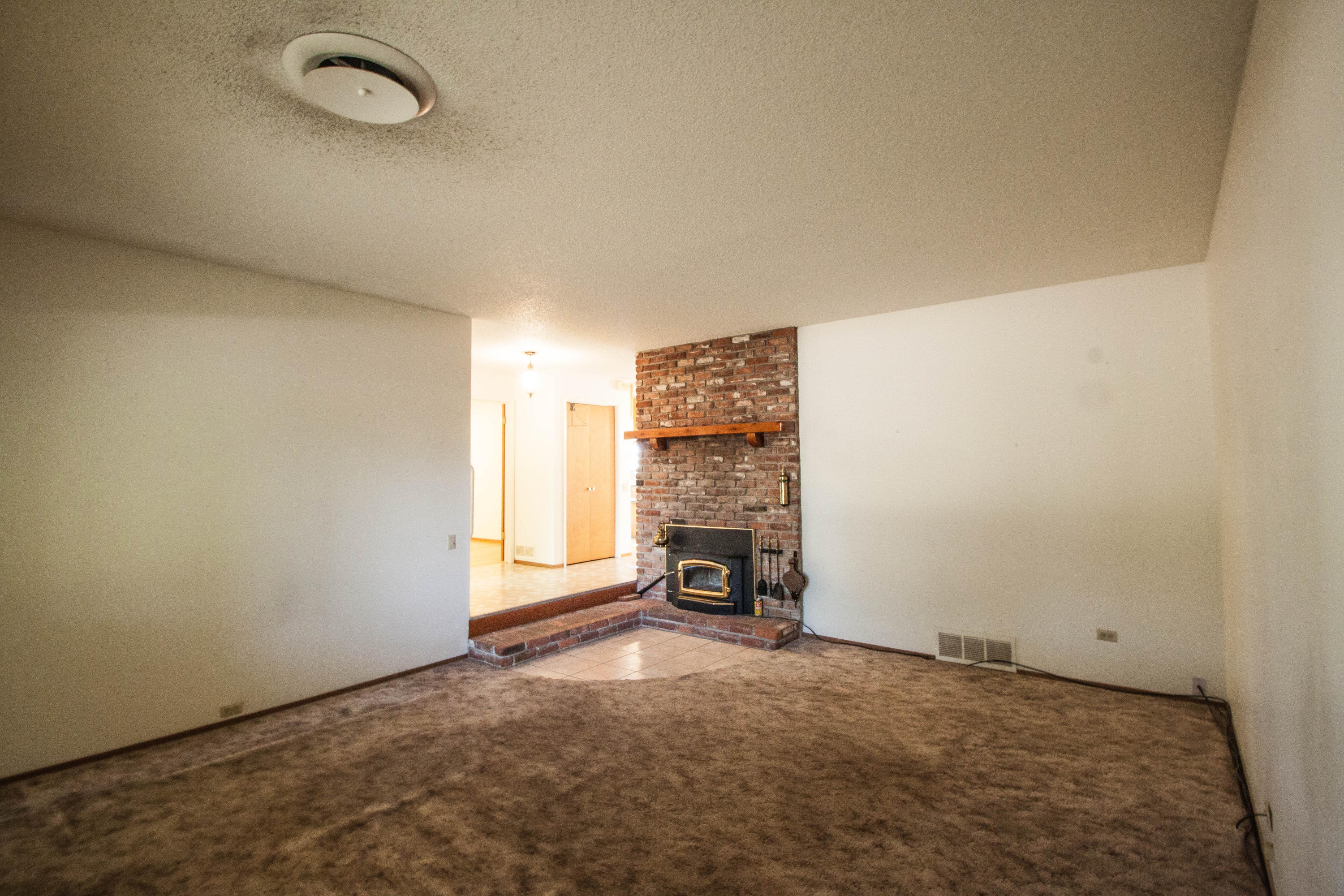 1144 Denton Way Redding, CA 96002 - Photo 4 of 18 Living Room