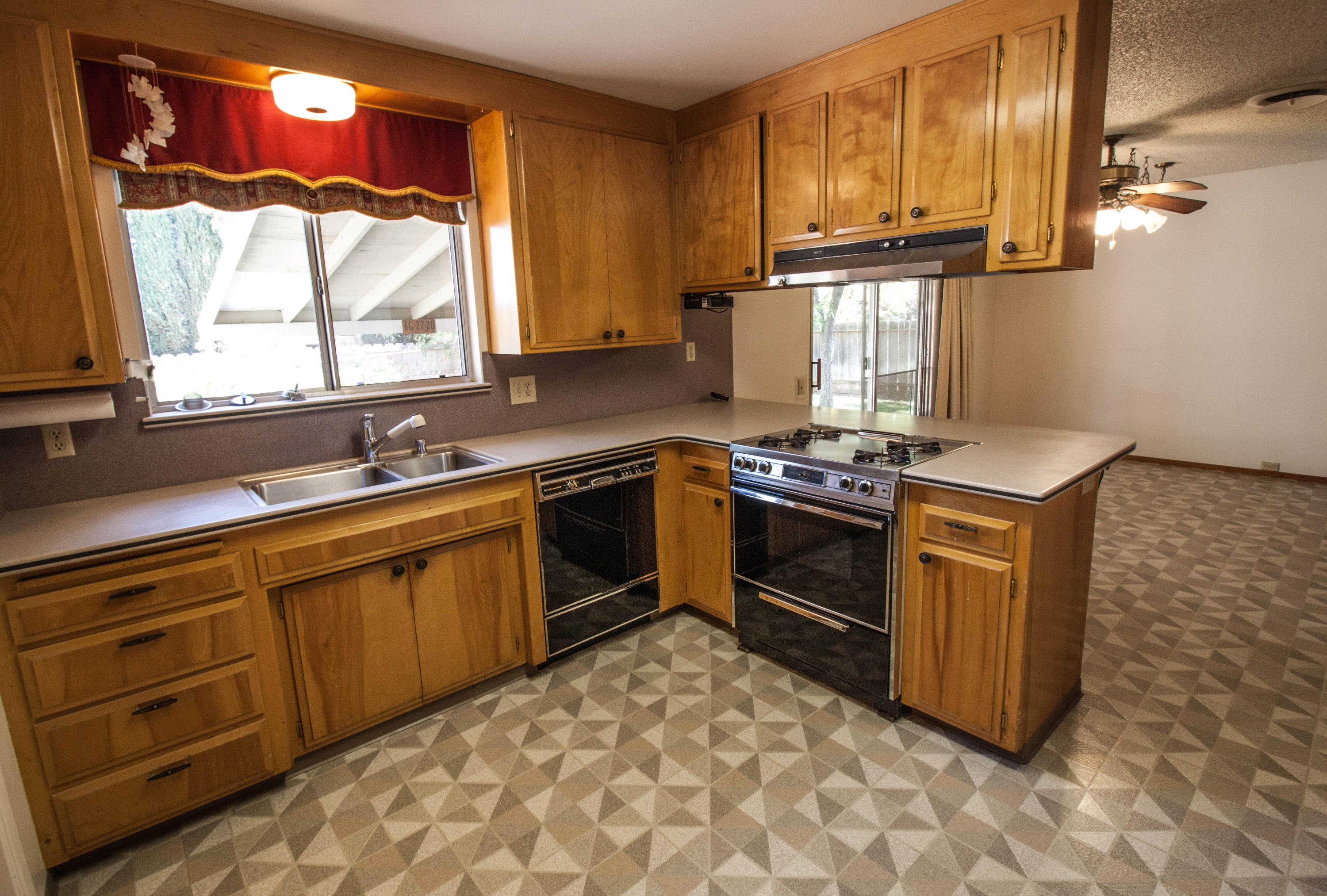 1144 Denton Way Redding, CA 96002 - Photo 6 of 18 Kitchen
