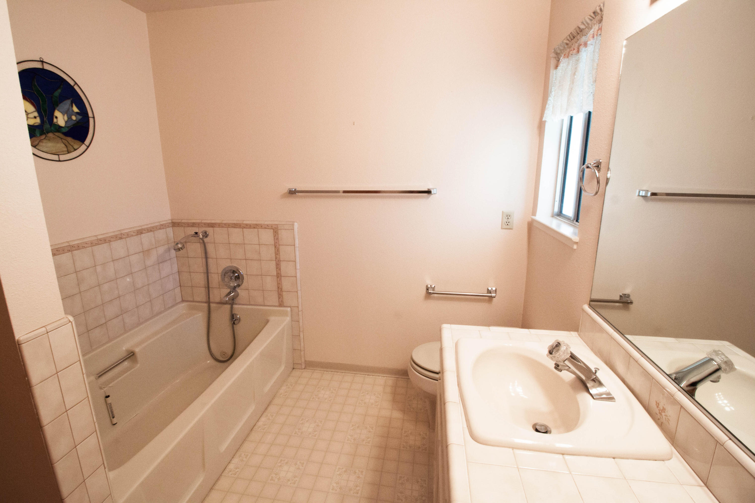 1144 Denton Way Redding, CA 96002 - Photo 8 of 18 Bathroom