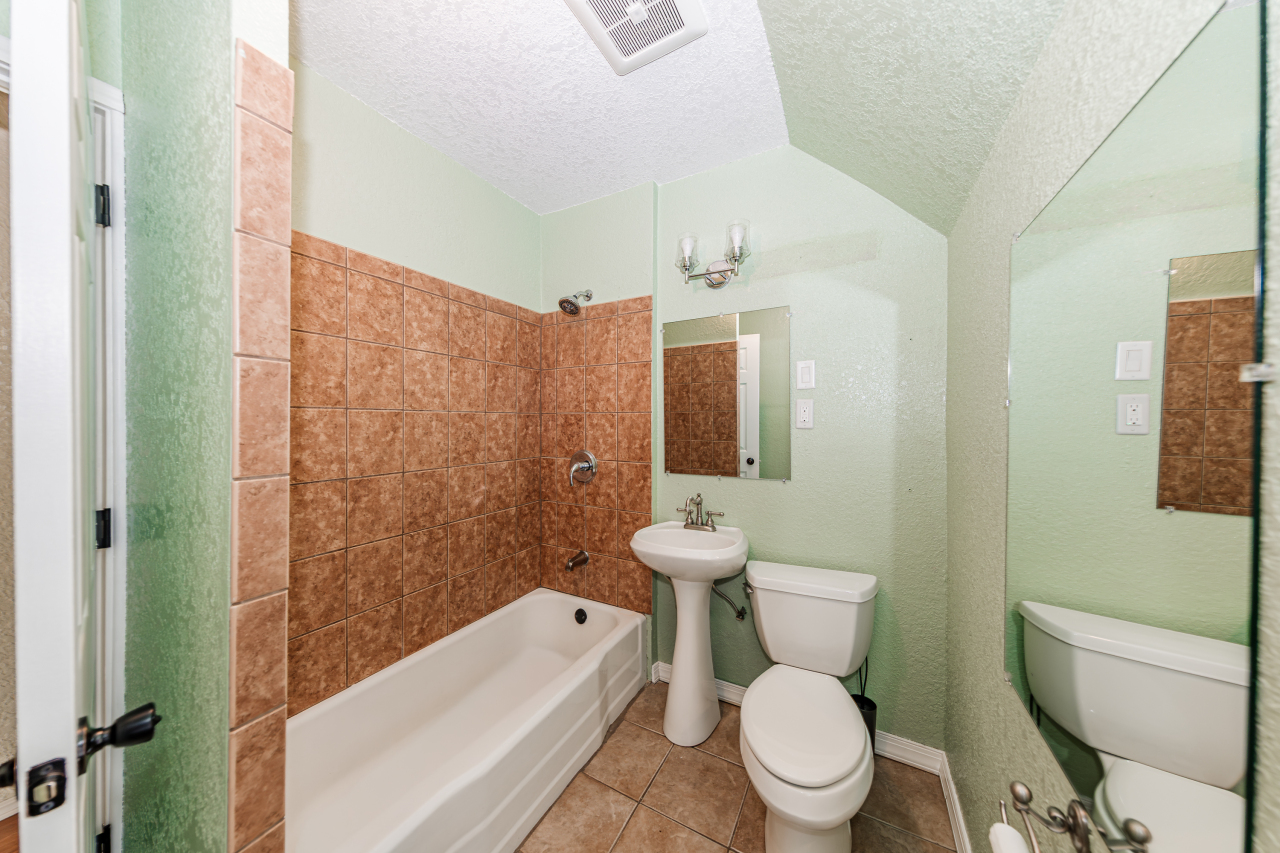 1946 South 76th Street West Allis, WI 53219 - Photo 15 of 31 2nd Full Bathroom Upstairs