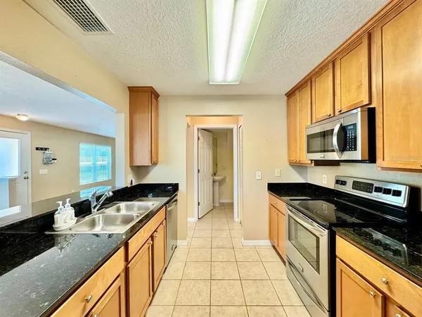 $2,400 | 160 Coquina Bay Drive, St. Petersburg, FL 33705