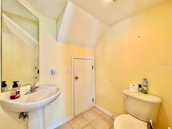 $2,400 | 160 Coquina Bay Drive, St. Petersburg, FL 33705