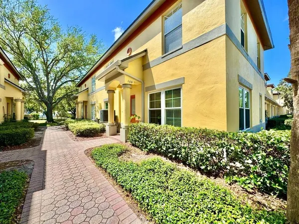 $2,400 | 160 Coquina Bay Drive, St. Petersburg, FL 33705