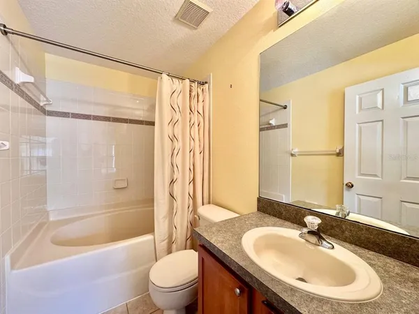 $2,400 | 160 Coquina Bay Drive, St. Petersburg, FL 33705