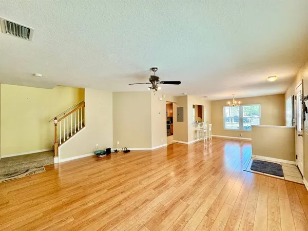 $2,400 | 160 Coquina Bay Drive, St. Petersburg, FL 33705