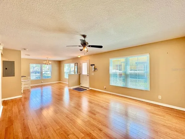 $2,400 | 160 Coquina Bay Drive, St. Petersburg, FL 33705