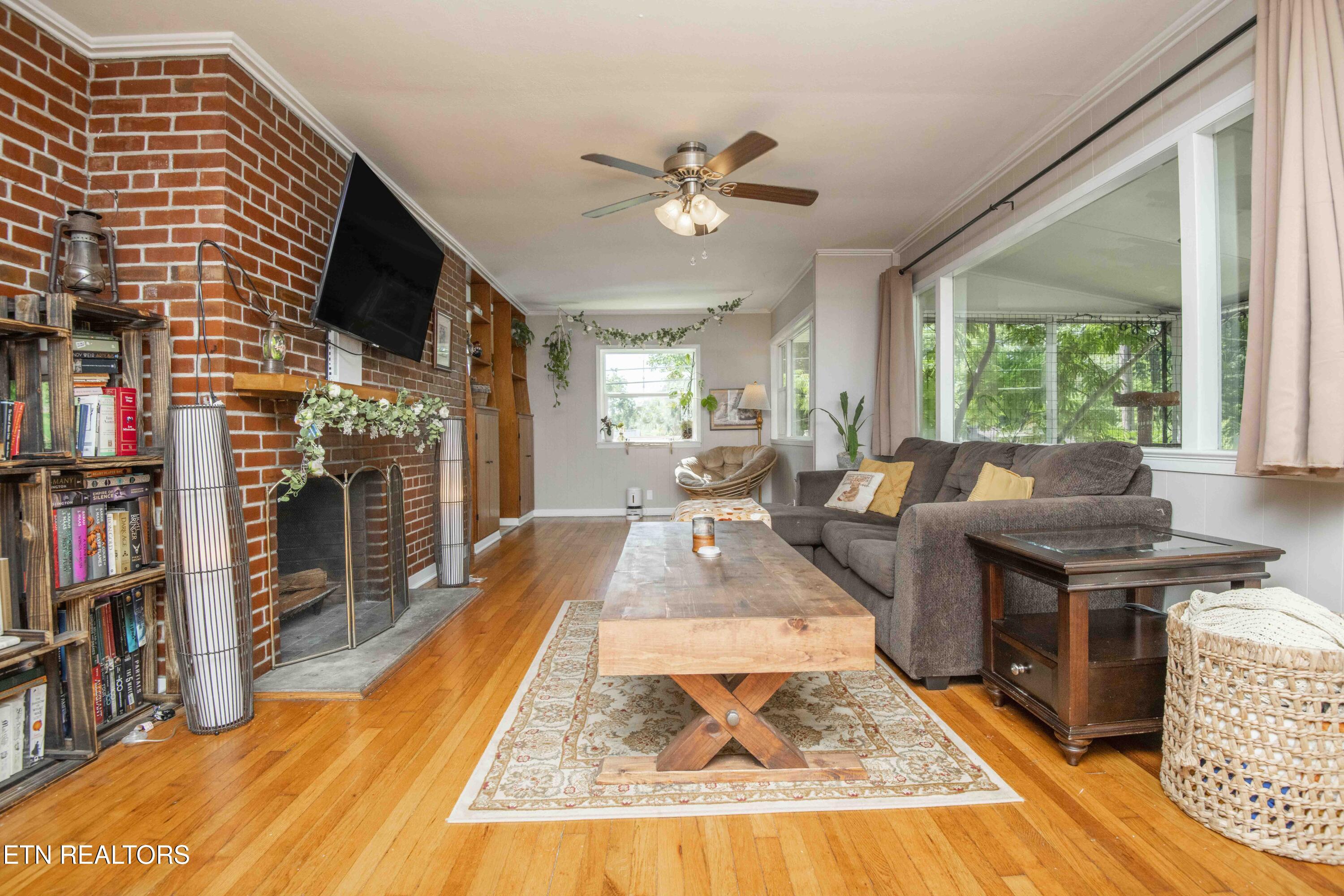 306 West Faunce Road Oak Ridge, TN 37830 - Photo 11 of 39 living 8_1
