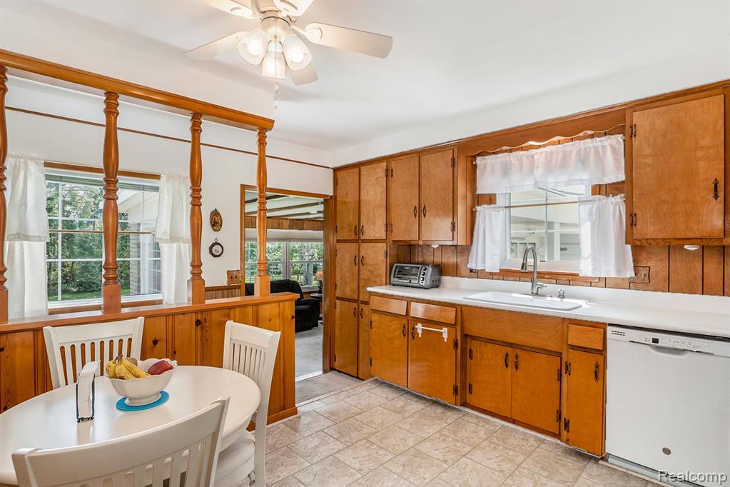 311 Reitman Court Rochester Hills, MI 48307 - Photo 5 of 32