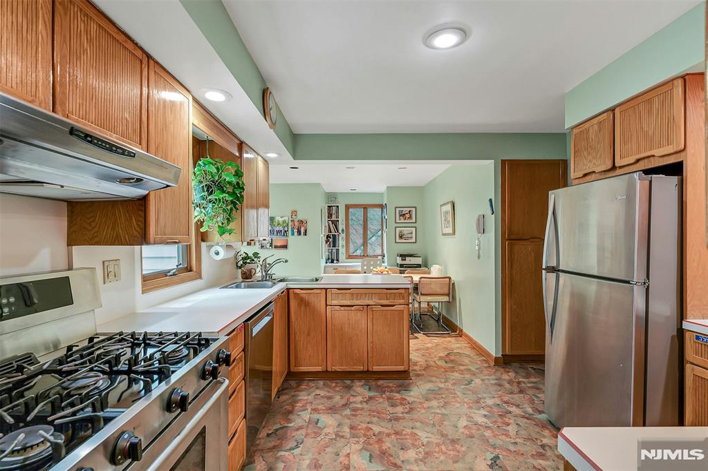 616 Rutland Avenue Teaneck, NJ 07666 - Photo 11 of 39