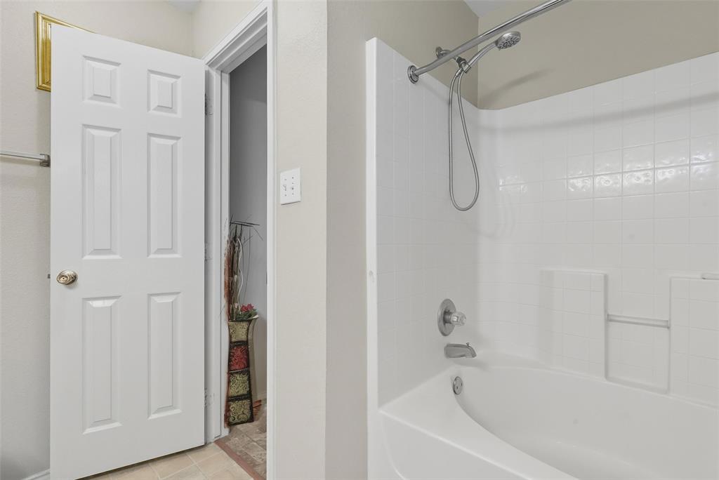 5200 Mountain Spring Trail Fort Worth, TX 76123 - Photo 8 of 23 a bathroom with a bathtub