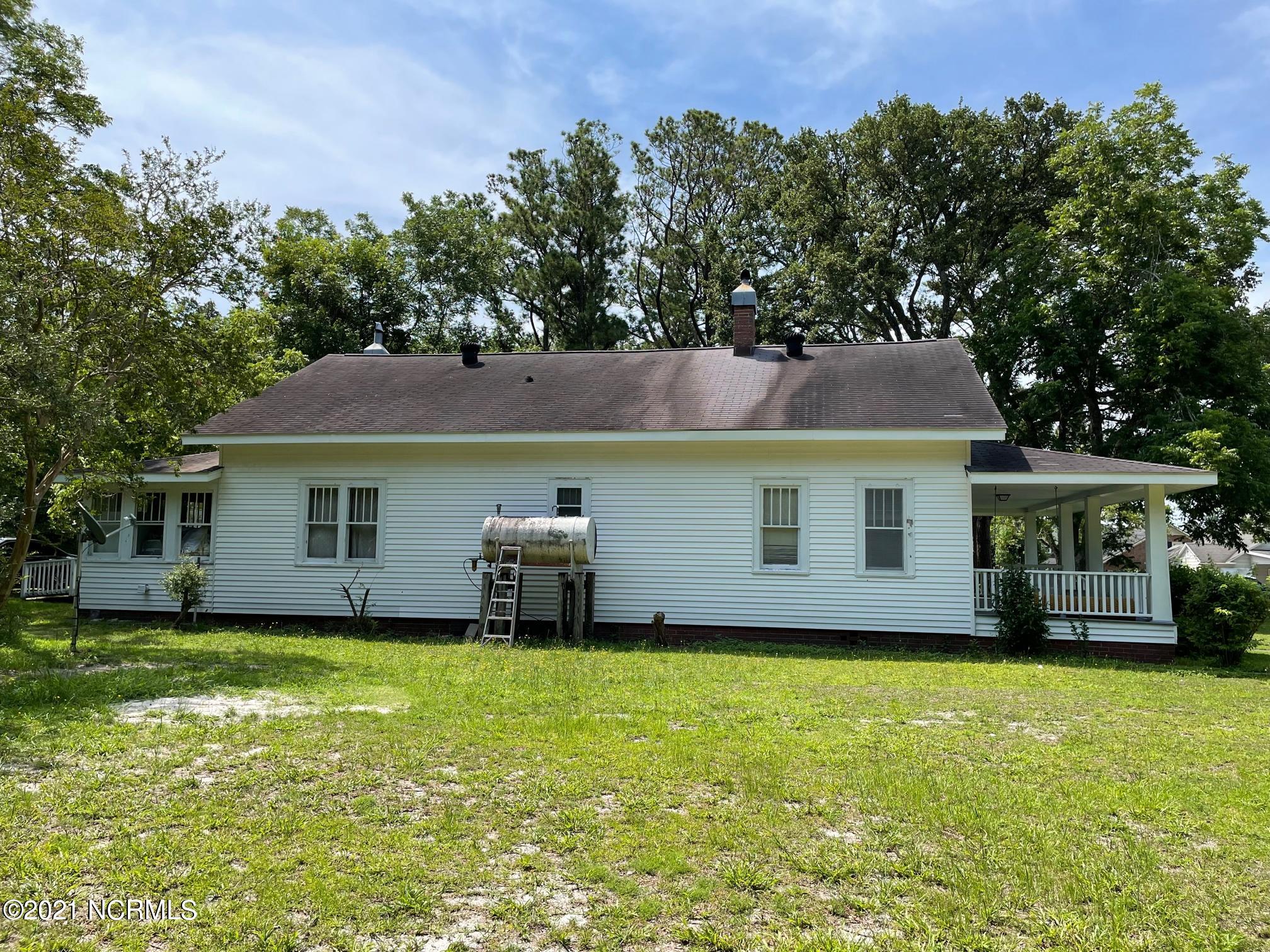 162 Smith Road Atlantic, NC 28511 - Photo 5 of 32 Left side of house