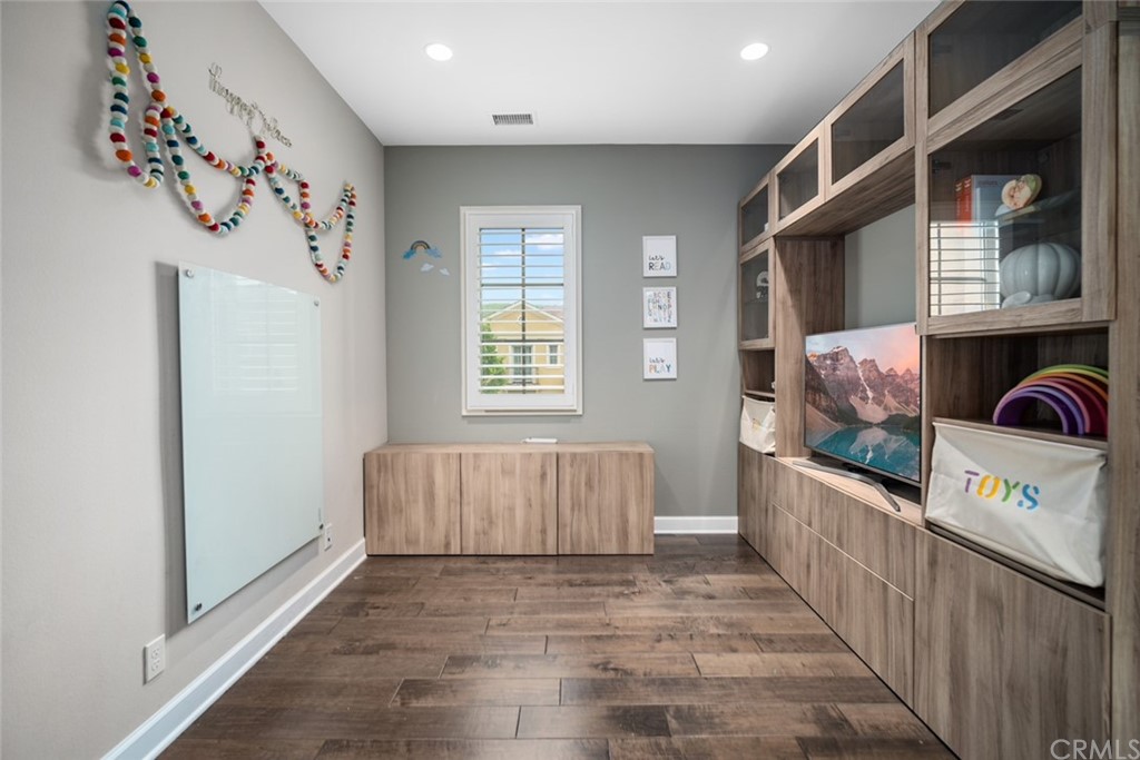 52 Umbria Irvine, CA 92618 - Photo 30 of 50 a view of room with window and furniture