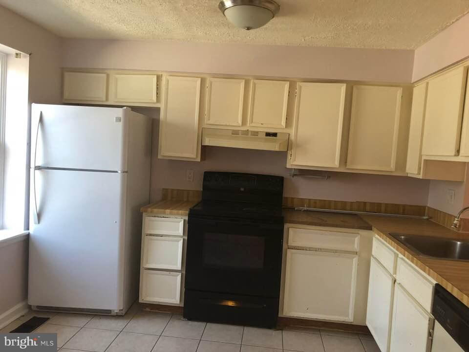 208 Charing Court Sterling, VA 20164 - Photo 3 of 12 Kitchen
