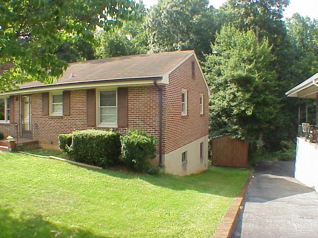 1744 Pomeroy Road Salem, VA 24153 - Photo 5 of 17 Left Side
