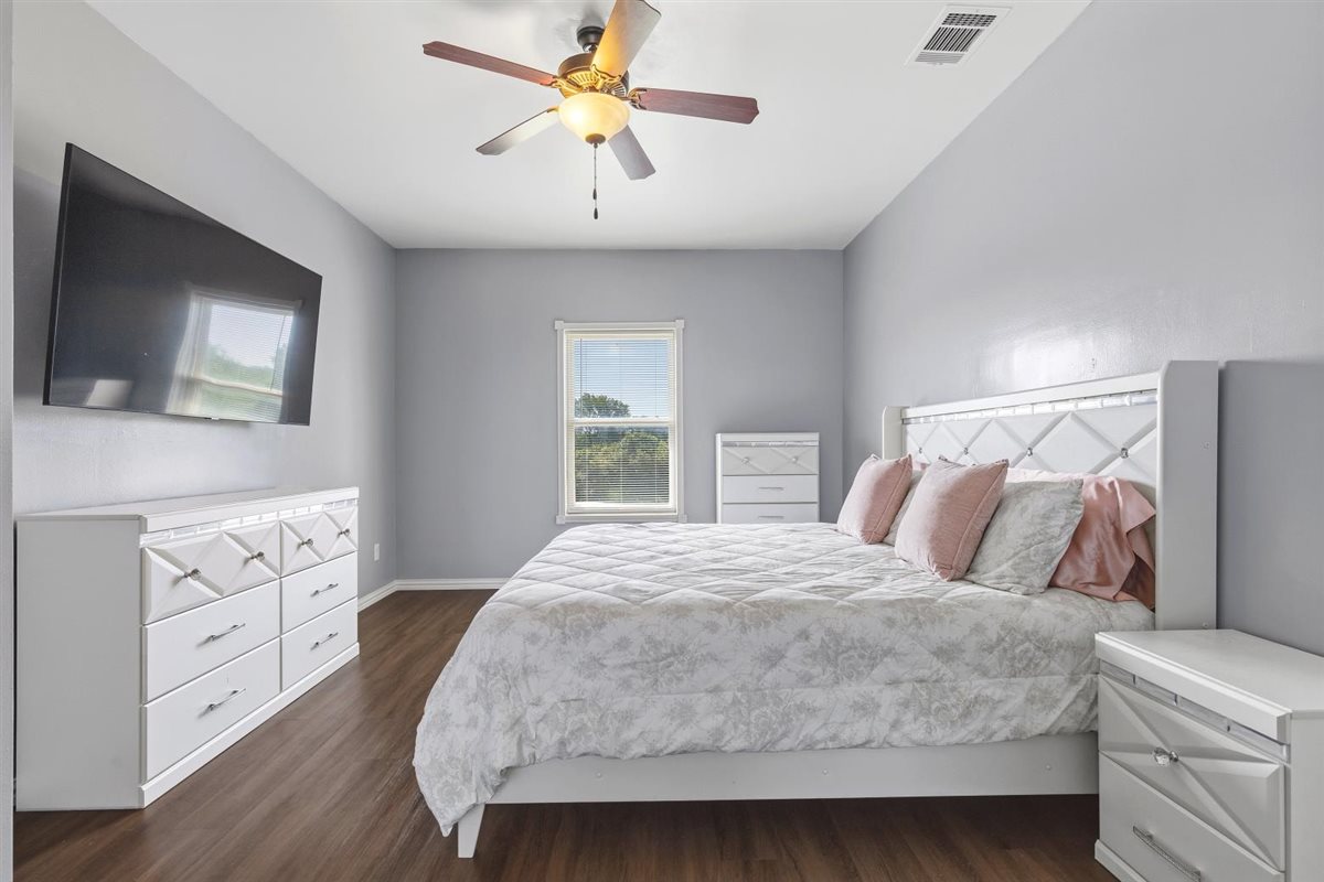 1206 Walter Hoffman Road Cedar Creek, TX 78612 - Photo 29 of 40 Upstairs bedroom with en suite bathroom with walk-in shower.