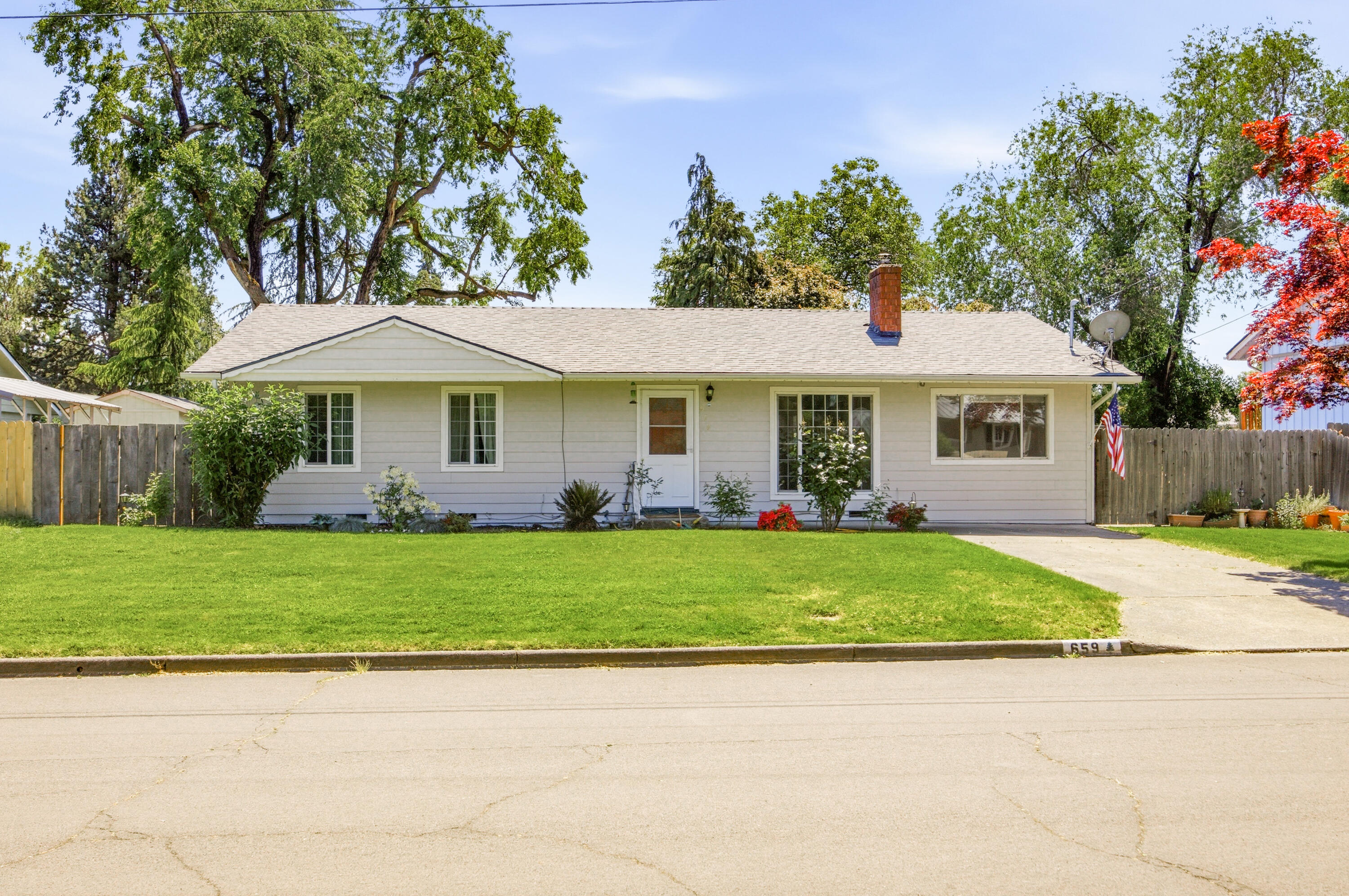 659 Herman Avenue Medford, OR 97501 - Photo 41 of 42 a front view of a house with a garden