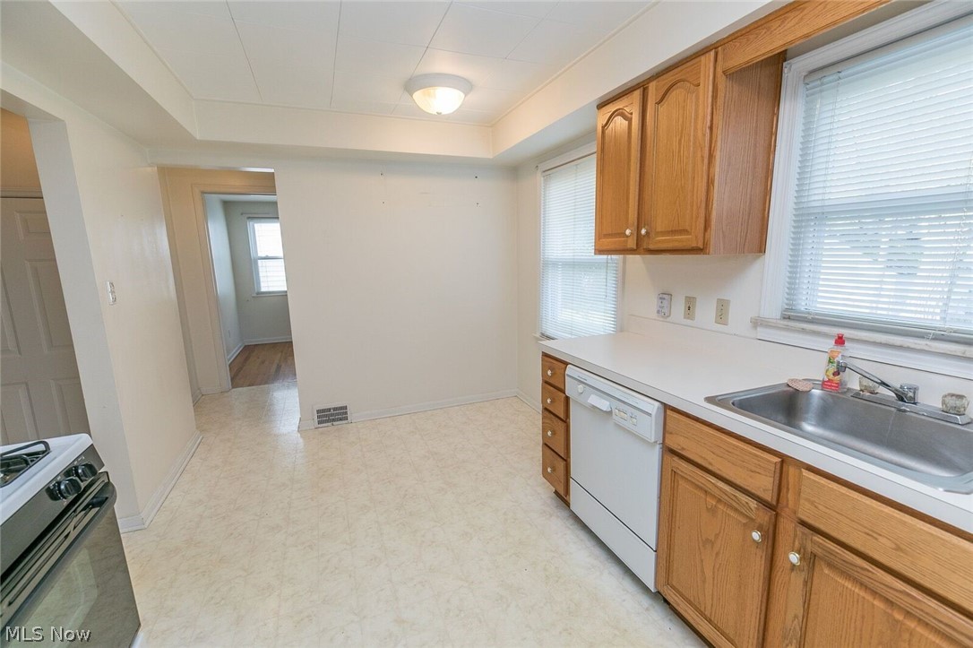 4487 Greenwold Road South Euclid, OH 44121 - Photo 12 of 30